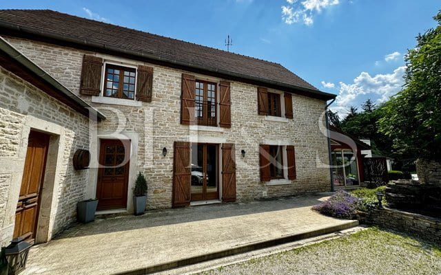 Belle maison en pierre avec piscine