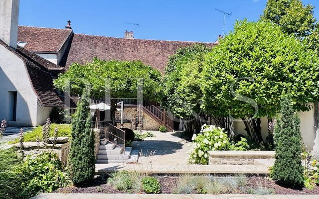 Beautiful property with indoor swimming pool and outbuildings - Arnay-le-Duc